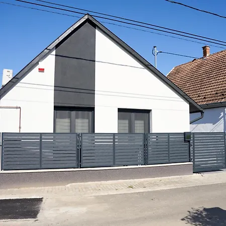 Beke 10 Apartmanhaz Villány